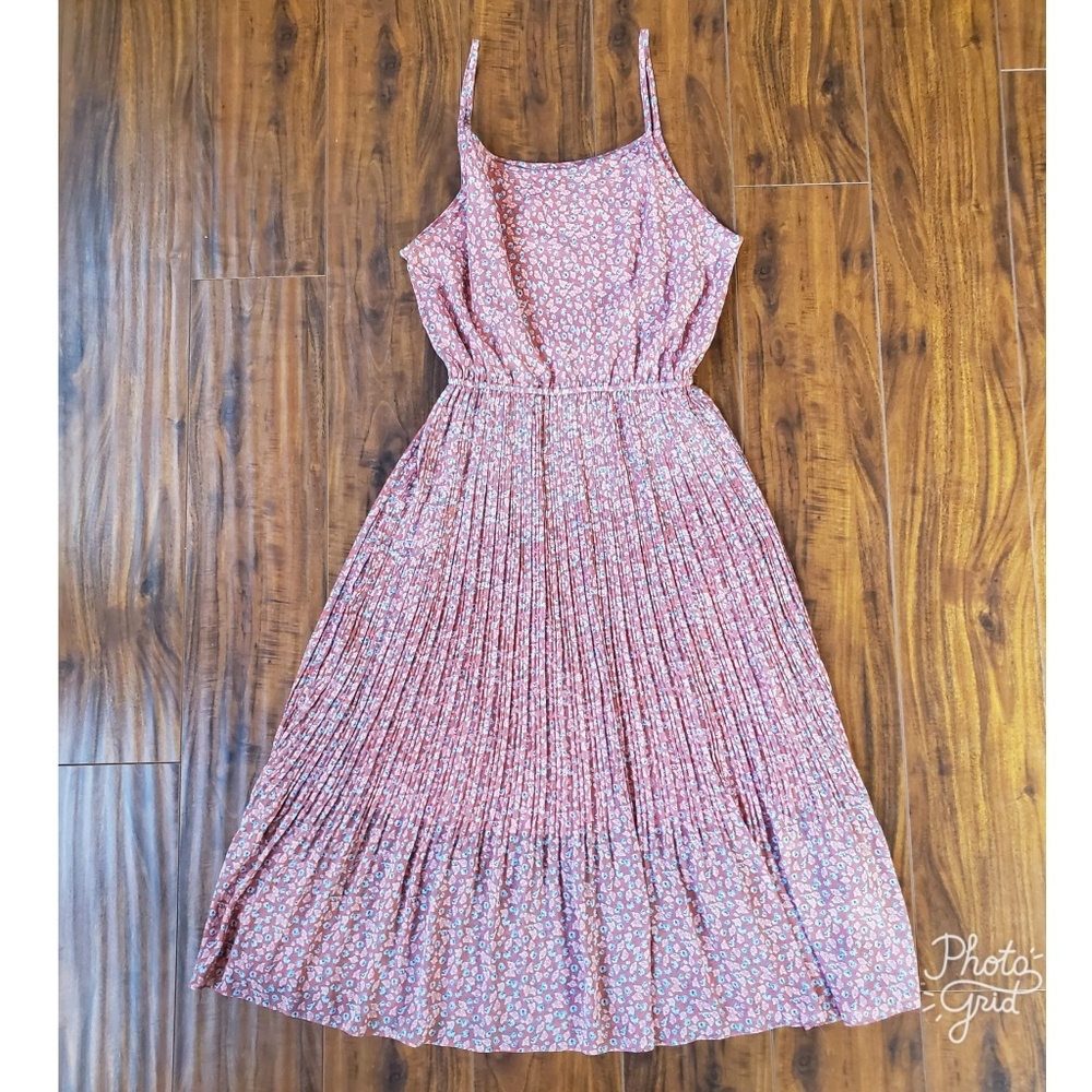 NWOT! PINK BLUE DITSY FLORAL PLEATED MIDI DRESS